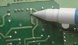 Reparaciones de Soldaduras Resistentes Usando el Lápiz de Recubrimiento CircuitWorks y Epoxi Solder Resist Repairs Using CircuitWorks Overcoat Pen and Epoxy
